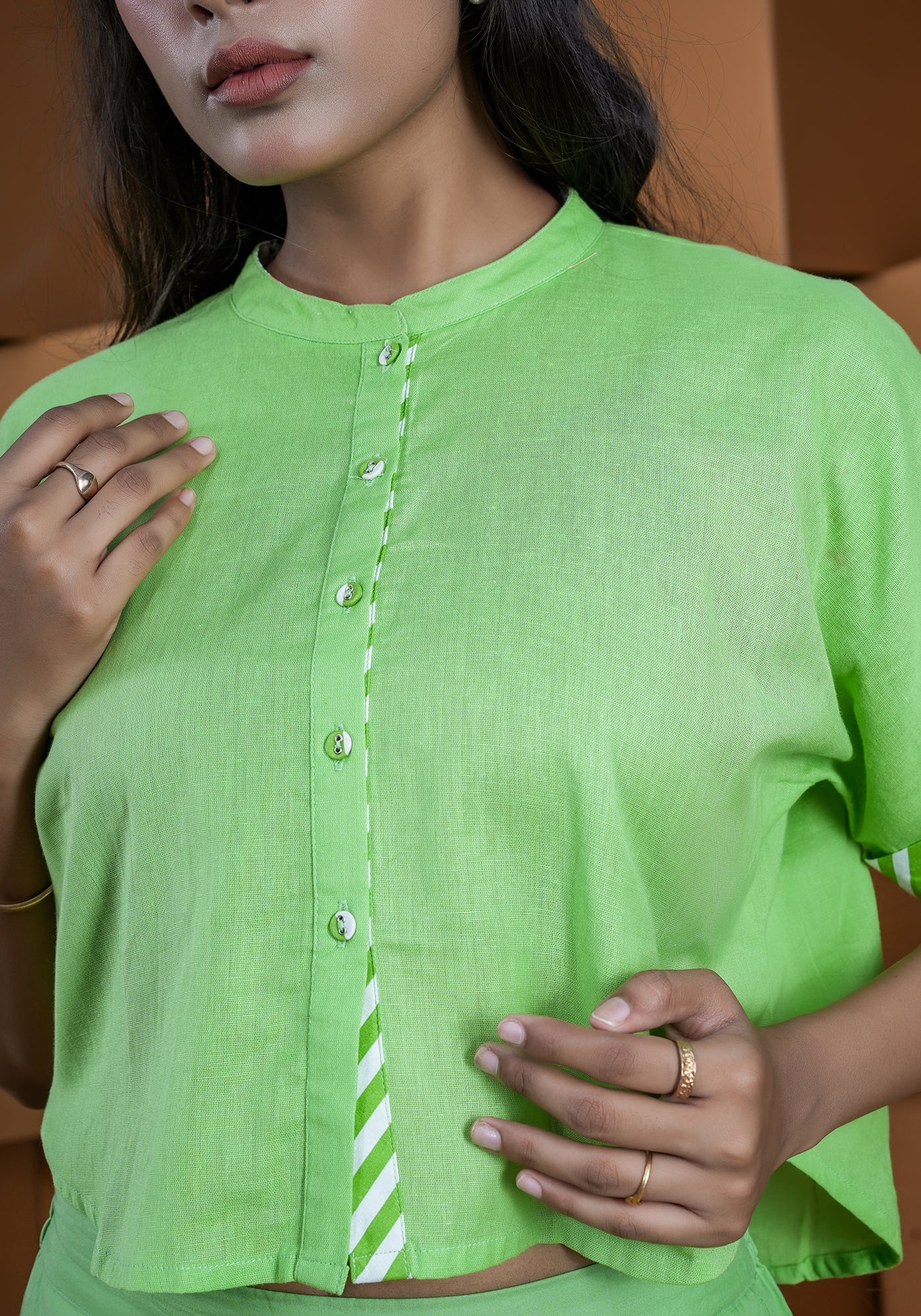 GREEN DROP SHOULDER CROP TOP